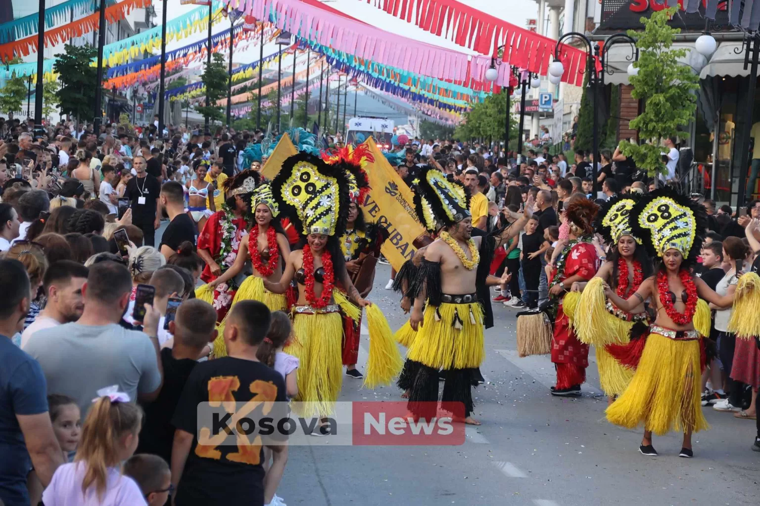 “Karnavali Golden Eagle” madhështon Suharekën me grupe artistësh nga e gjithë bota